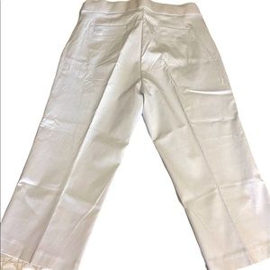 NEW Liz Claiborne, white capri pant size 18. Great stretch!